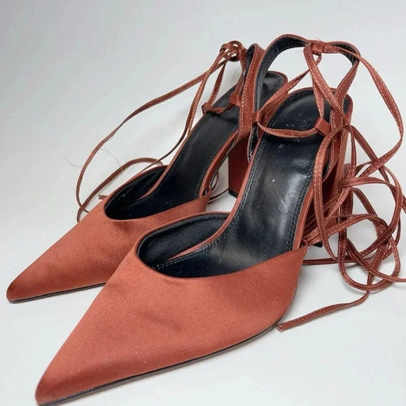 ASOS  DESIGN Wide Fit Panda Tie Leg Block Heeled Shoes - Picture 4 of 11